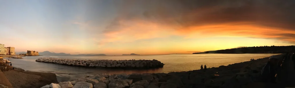 Panorama di Napoli al tramonto con il Vesuvio