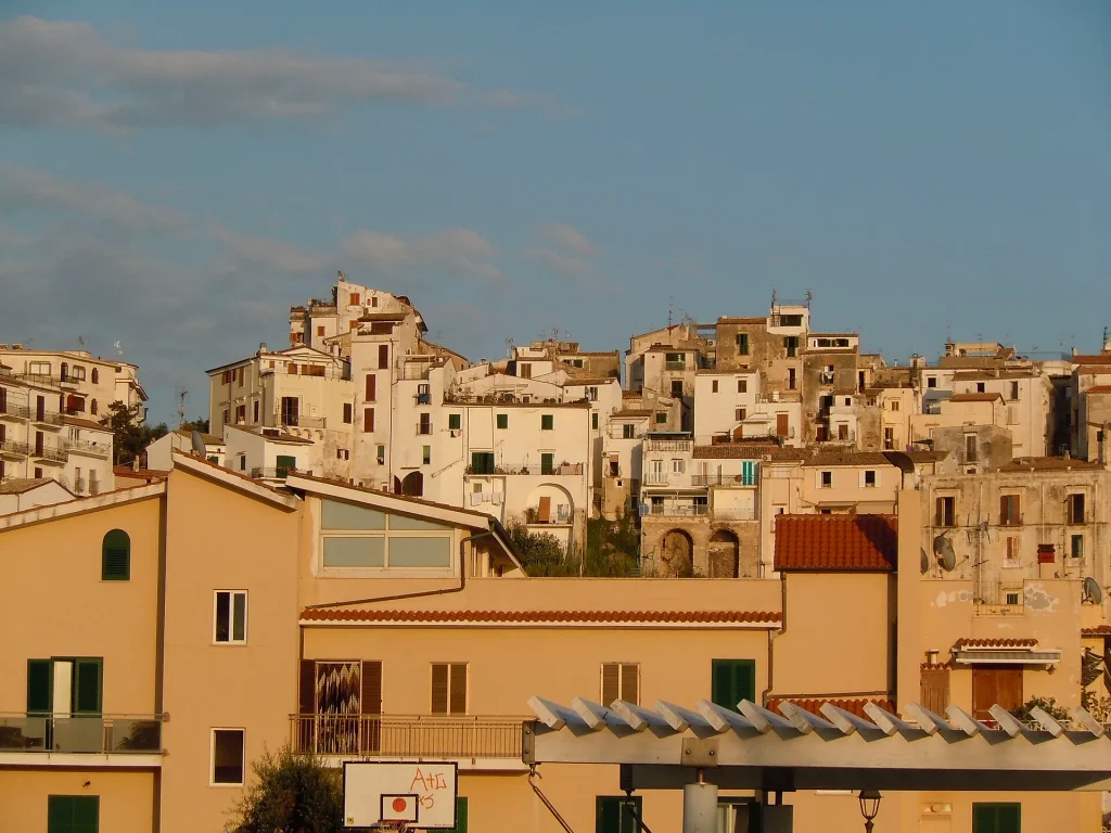 Borgo bianco di Sperlonga affacciato sul mare
