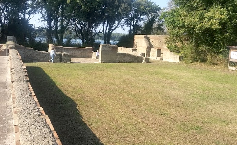 Peristilio della Villa di Domiziano sul Lago di Paola