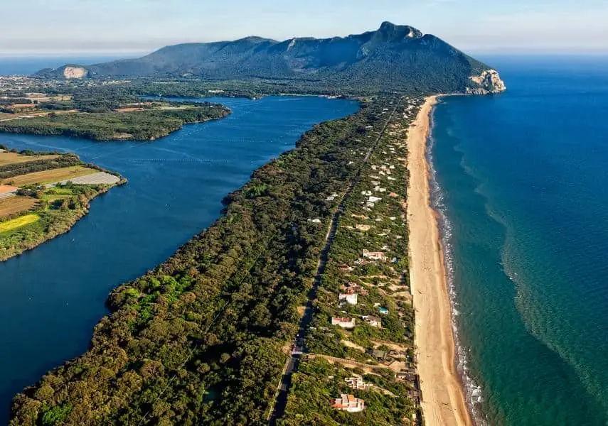 Veduta aerea del Circeo, del Lago di Paola e della duna di Sabaudia