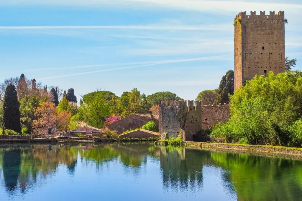 Giardino di Ninfa e torre dei Caetani riflessi nell’acqua