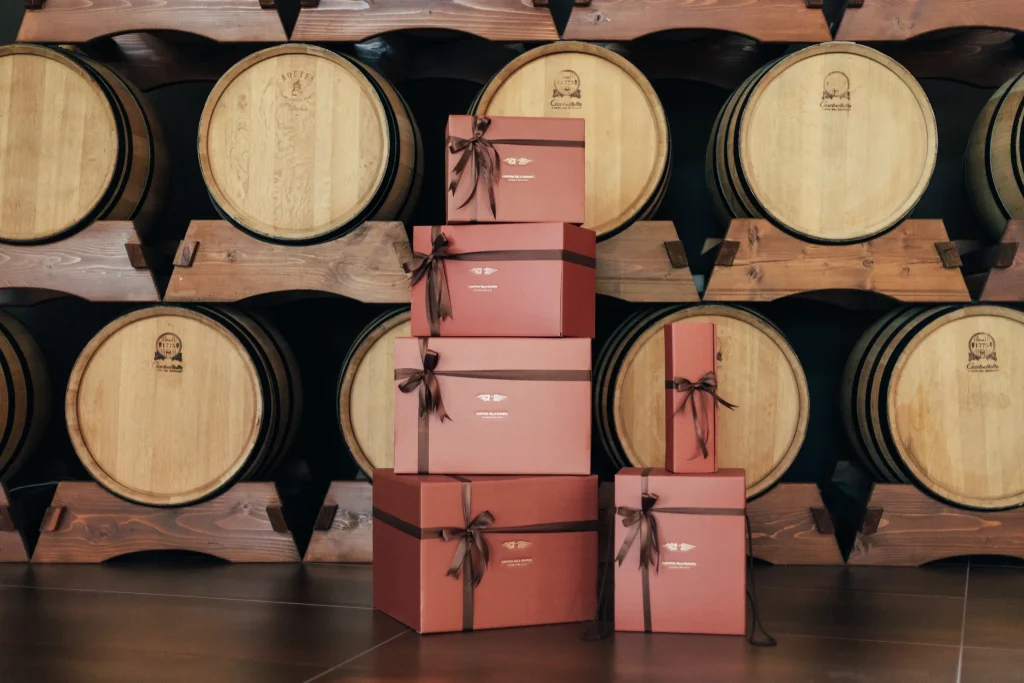 Pacchi regalo Cantina Villa Gianna davanti alle botti